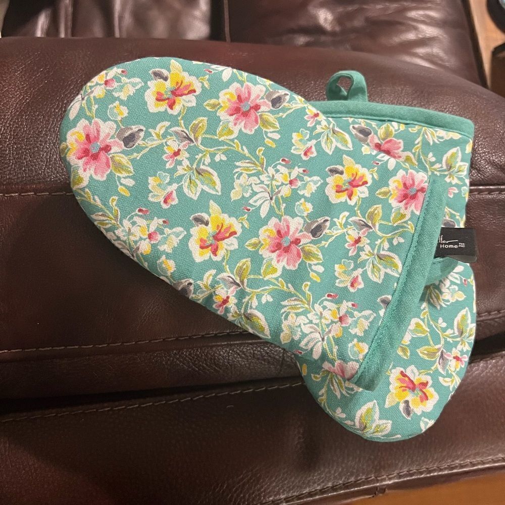 (NWOT) Nicole Miller home set of two oven mitts